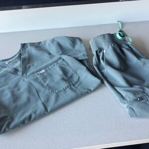 Figs Scrub Top and Drawstring Pants in Bonsai